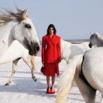 Campagna autunno inverno 2023 2024 Stella McCartey con Kendall Jenner e i cavalli