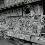 edicola in bianco e nero