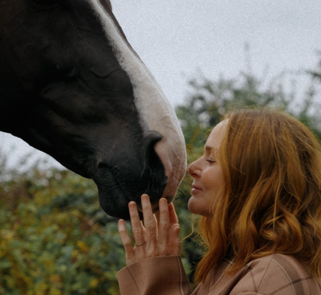 Una Falabella limited edition di Stella McCartney per curare la salute mentale con i cavalli
